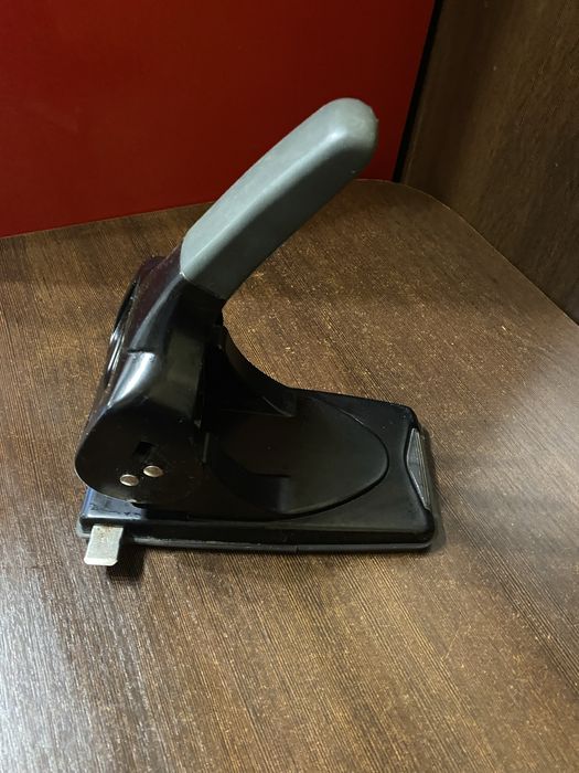 Dziurkacz duży porządny firmy IMPEGA