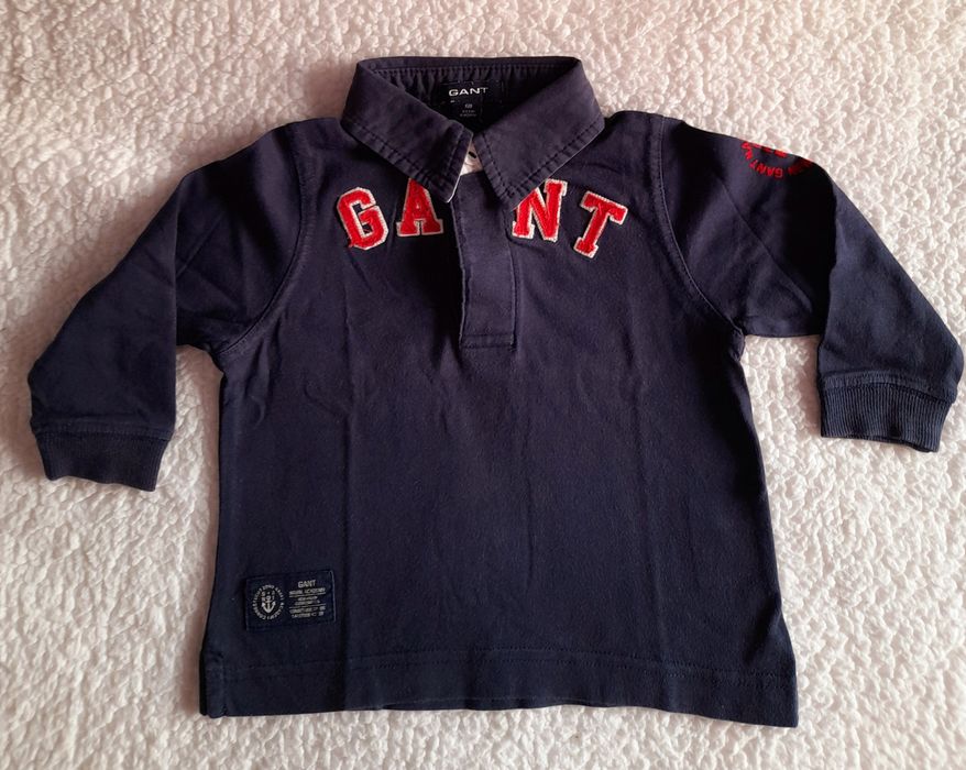 Sweat Gant azul marinho, detalhes a vermelho. Tamanho 6 meses