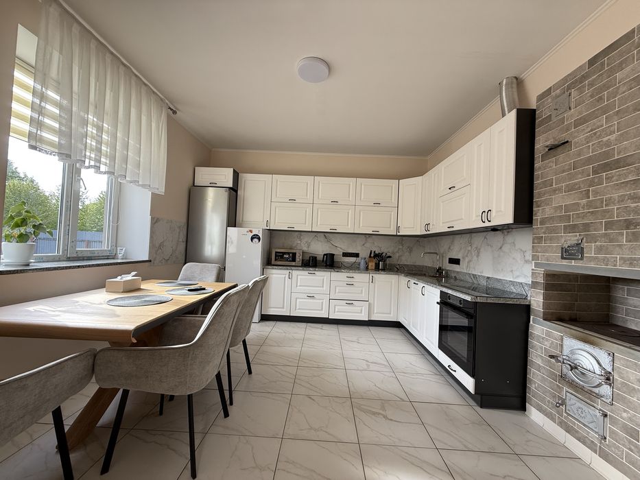 Продаж сучасного будинку в неймовірно гарному місці.