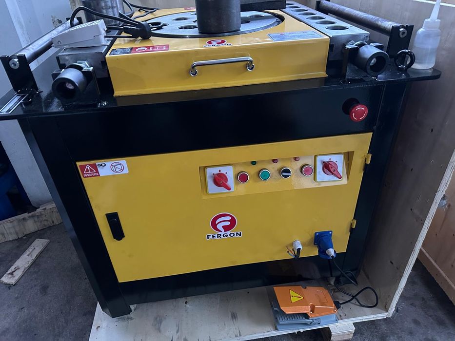 Máquina de cortar e dobrar ferro