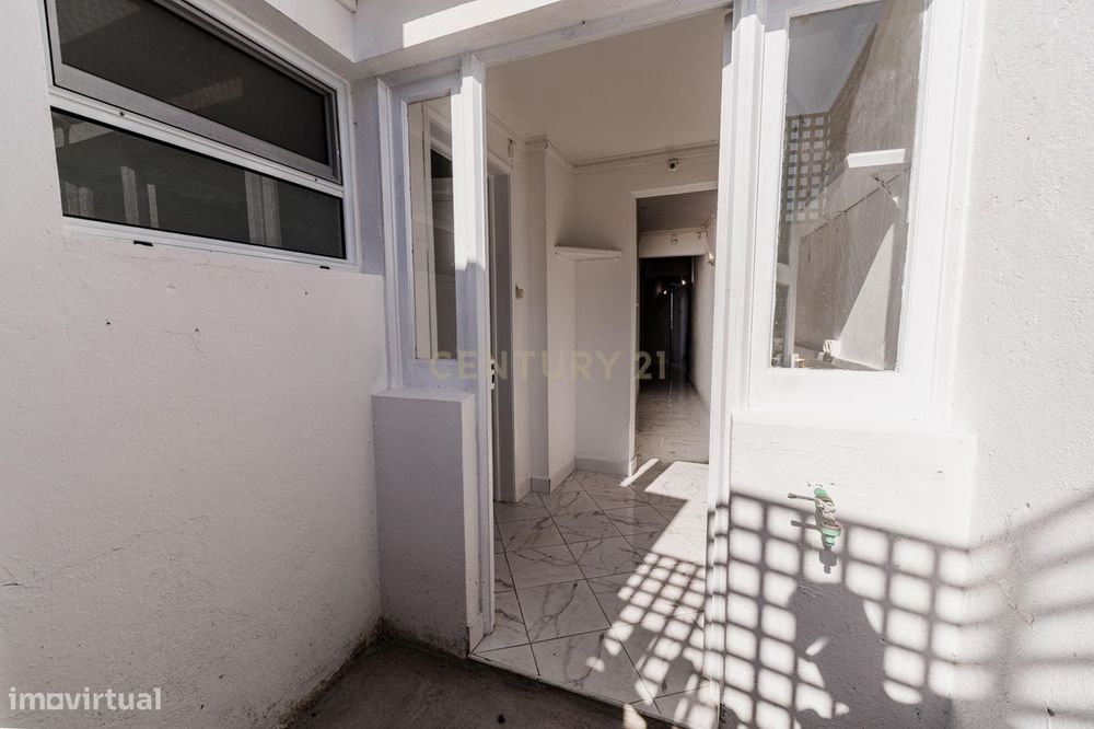 Moradia T3 com Terraço e Vista Mar em Santa Cruz, Lagoa