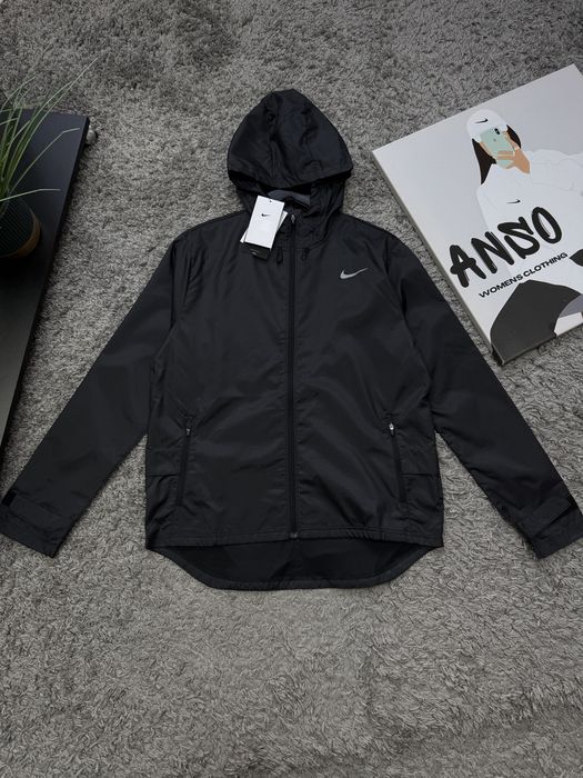 Жіноча вітровка Nike