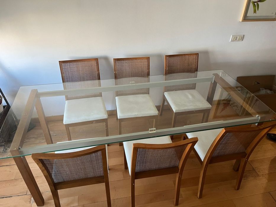 Mesa de vidro e 6 cadeiras de madeira