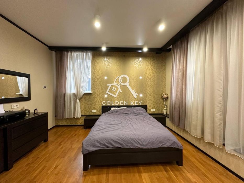 Продаж будинку по вул. В.Бизова ( Якіра )