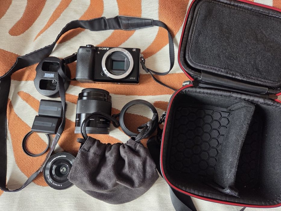 Aparat Sony alpha a6000 plus obiektyw 50mm f/1.8 cały zestaw baterie etui