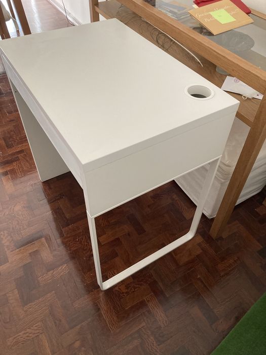 Mesa de estudo branca como nova, 73cm X 50 cm