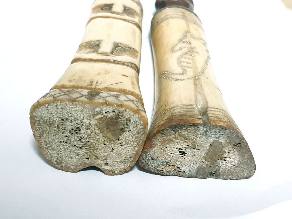 Antigos frascos de medicina africana em osso de bufalo e madeira