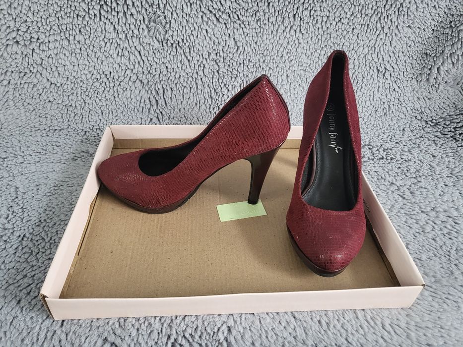 Bordowe buty na szpilce