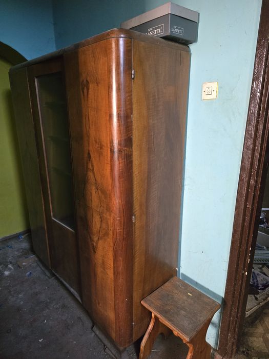 Szafa ubraniowa z witryną w stylu Art Deco.