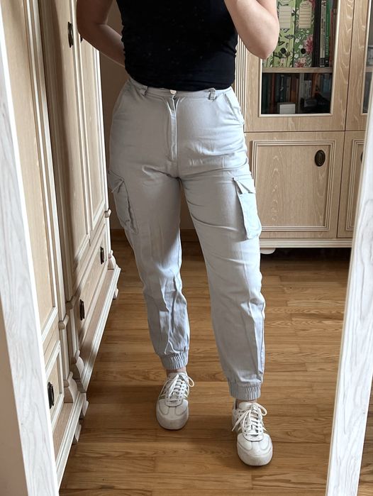Spodnie bawełniane joggery cargo jasne sportowe ze ściągaczem