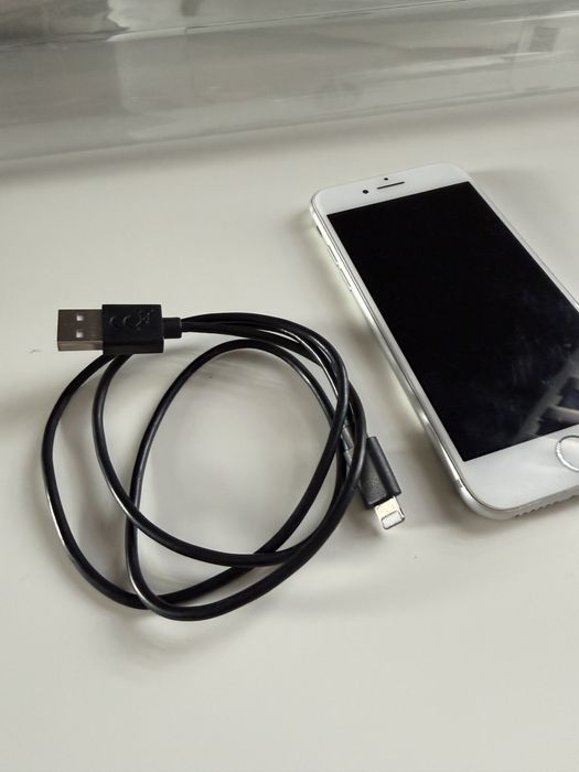 iPhone 7 32 GB + kabel
