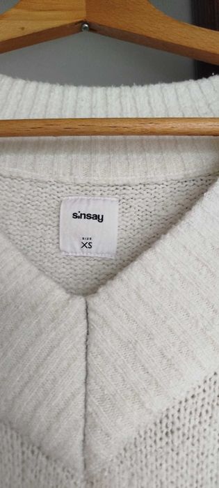 Biały sweter dekolt V Sinsay XS