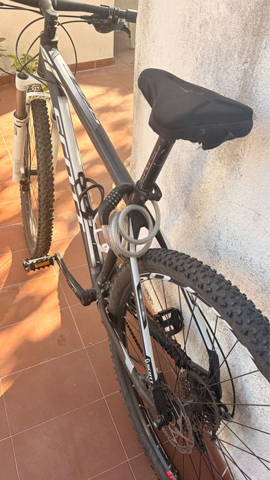 Bicicleta Scott BTT – Suspensão RockShox e travões de disco hidráulicos
