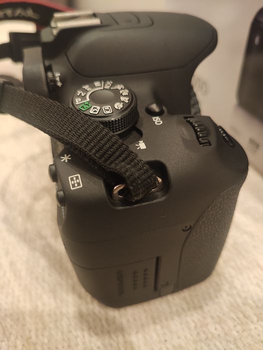 Vendo Máquina fotográfica Reflex EOS Canon 700d (avariada)