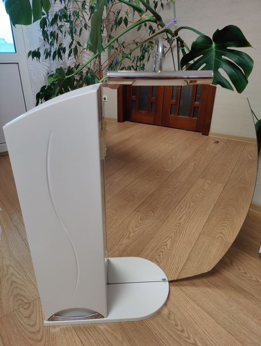 Продається дзеркало з шафою.