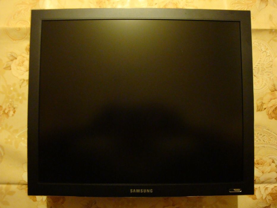 Monitor SAMSUNG 19 cali z bajerami.