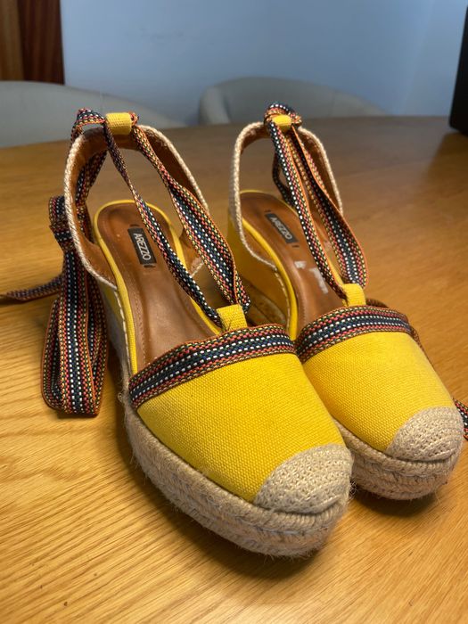 Sandálias Anabela Espadrille AREZZO (Amarelas) – Tam. 38 EUR (36 BR) – Como Novas!