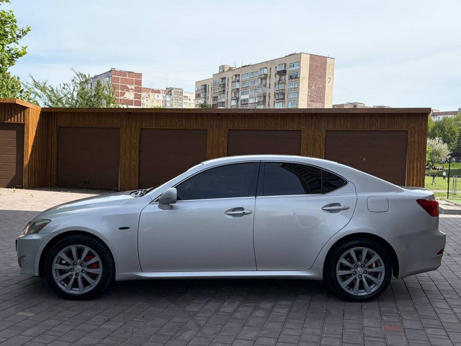 Продам Lexus IS220d
