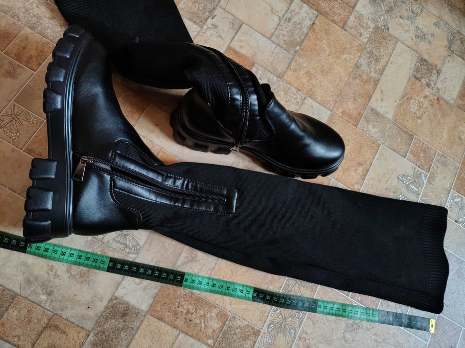 Ботфорти жіночі. Колір чорний