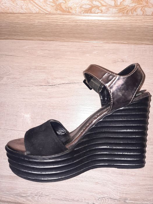 Женские босоножки