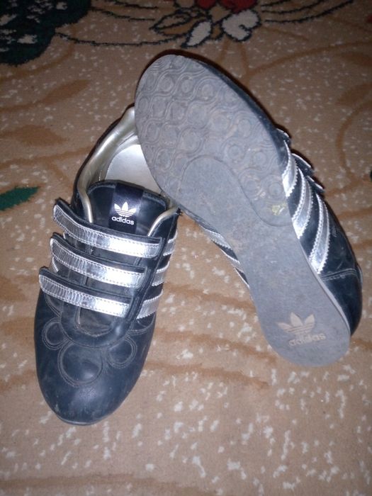 Кроссовки Adidas.