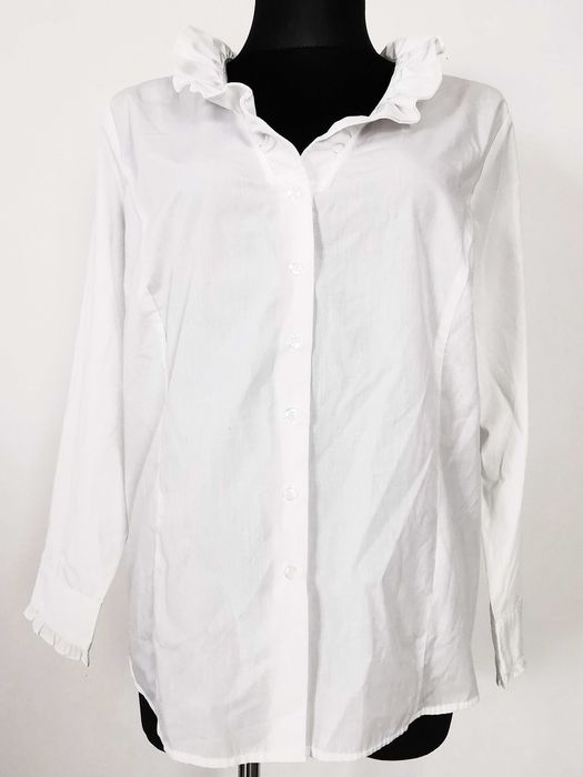 Biała koszula z ozdobnym kołnierzem