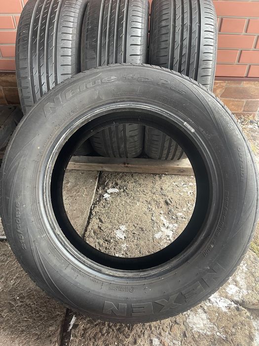 Шини.   215/60/16