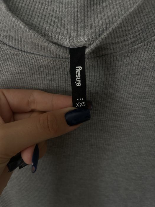 Szara obcisła prażkowana bluzka