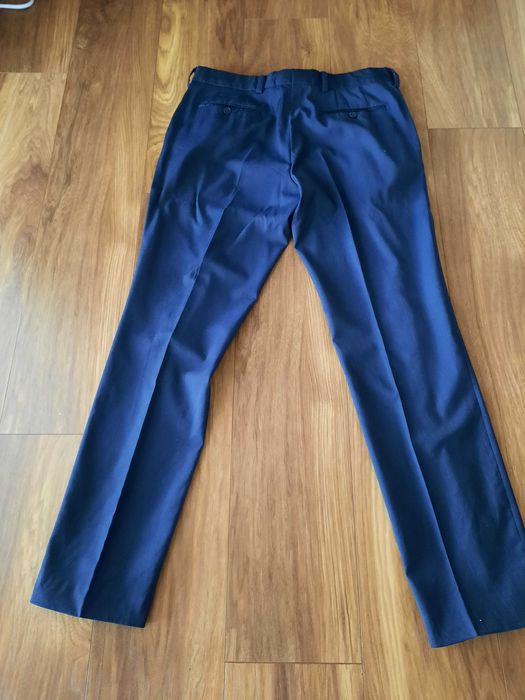 Granatowy garnitur męski marki vistula.