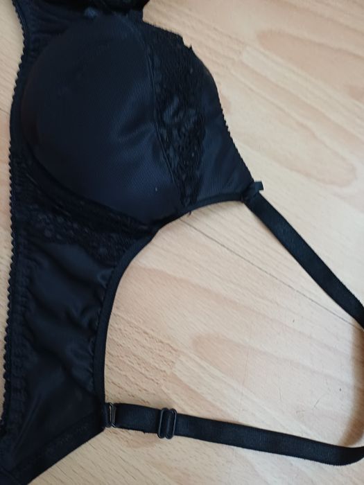 Sprzedam  biustonosz czarny 70 B