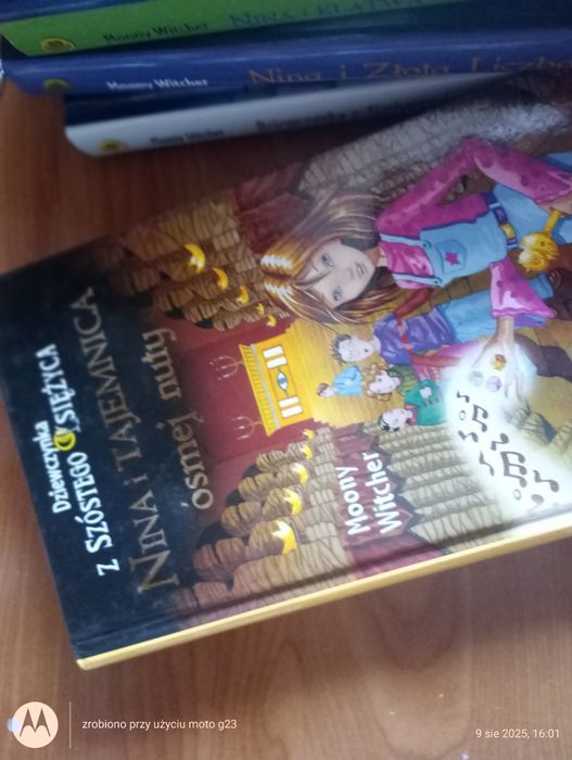 Seria książek dziewczynka z szóstego księżyca