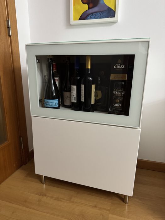 Móvel IKEA BESTÅ com porta e prateleira de vidro