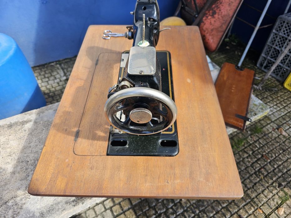 Maquina de custura oliva