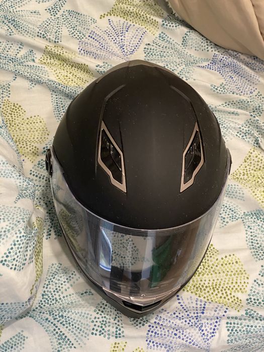 Capacete preto de moto