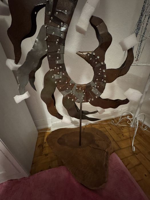 Vendo cavalo marinho feito de latão e madeira, uma obra de arte.