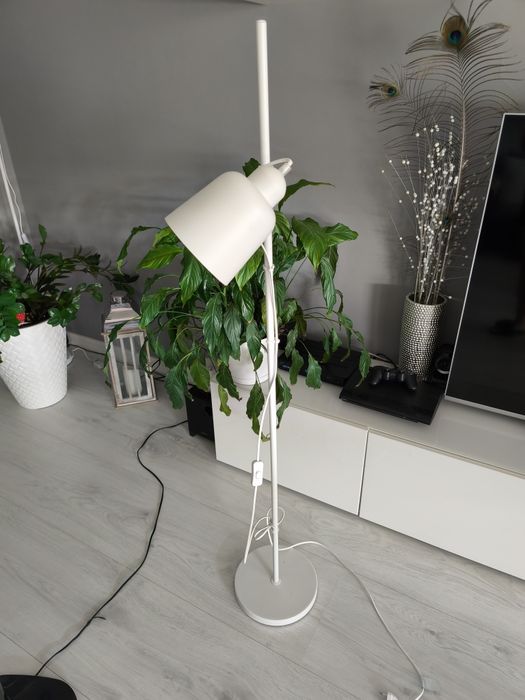 Biała lampa z regulacją wysokości