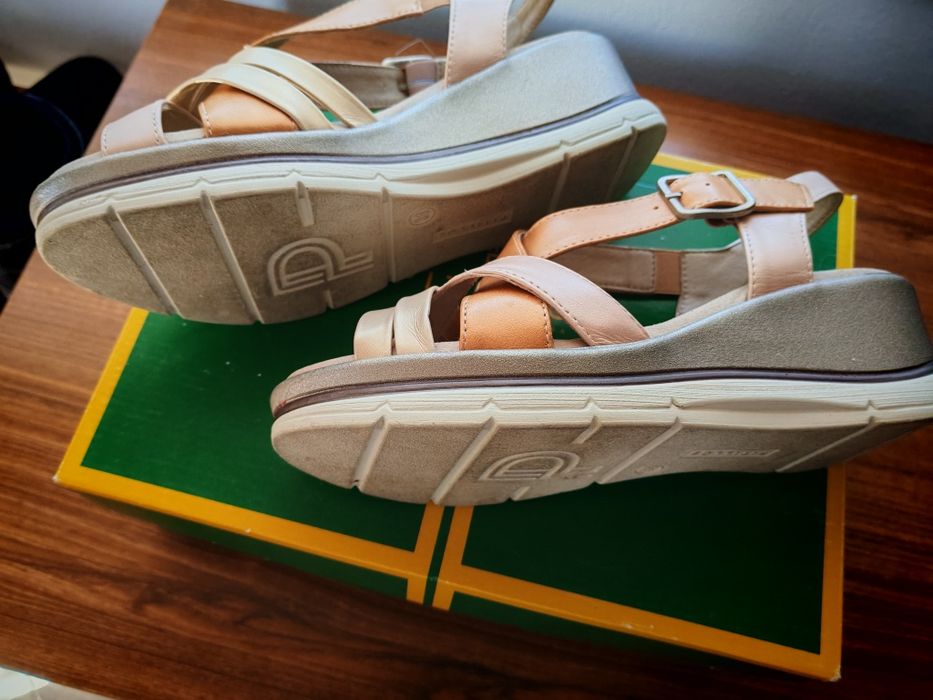 Um par de sandálias e uns sapatos de senhora