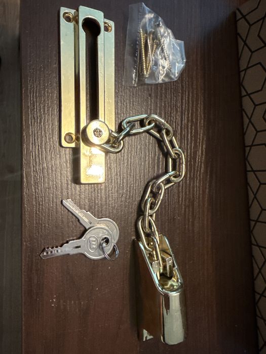 Łancuch drzwiowy z zamkiem