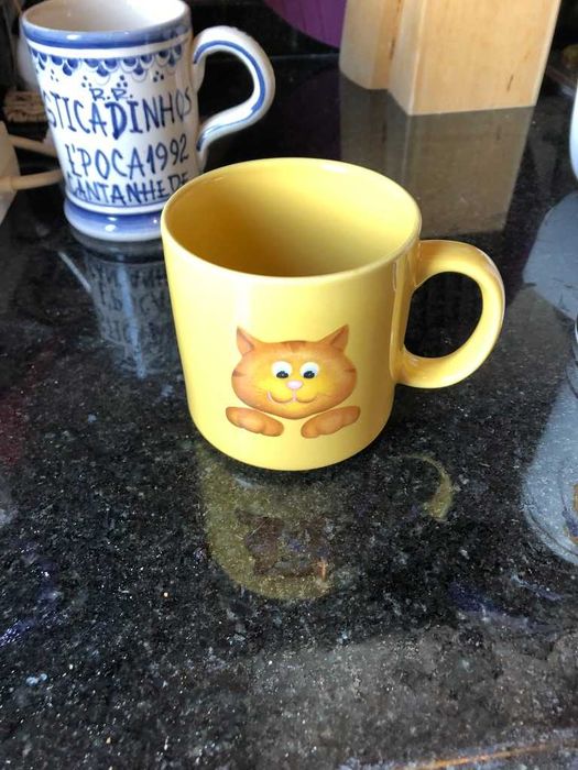 caneca amarela com gatinho