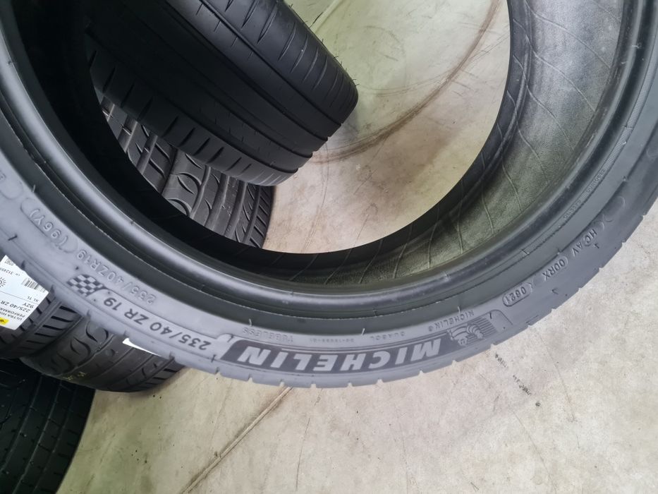 235/40R19 Michelin Pilot Sport 4.