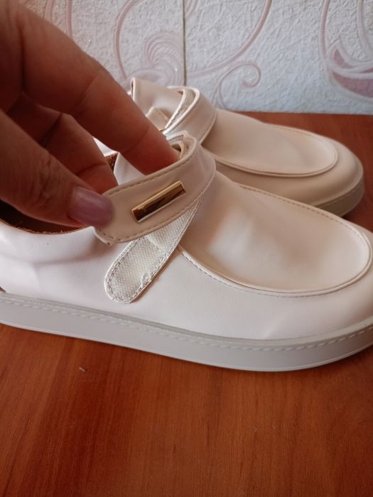 Туфлі лофери кросівки