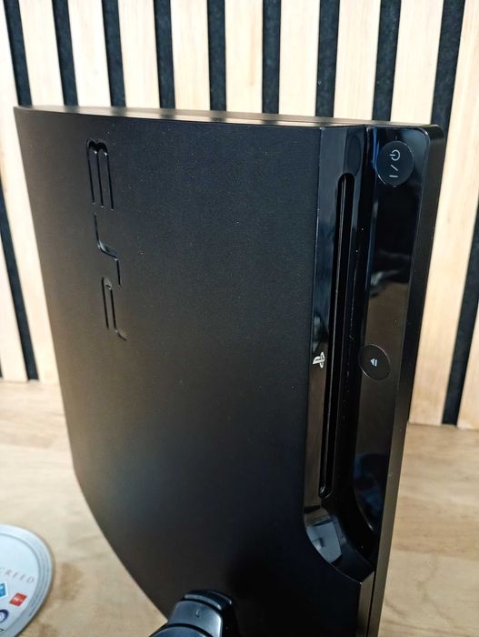 PS3 Slim com comando e jogos