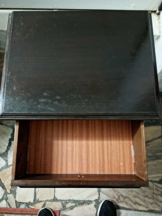 Mesa de cabeceira em madeira