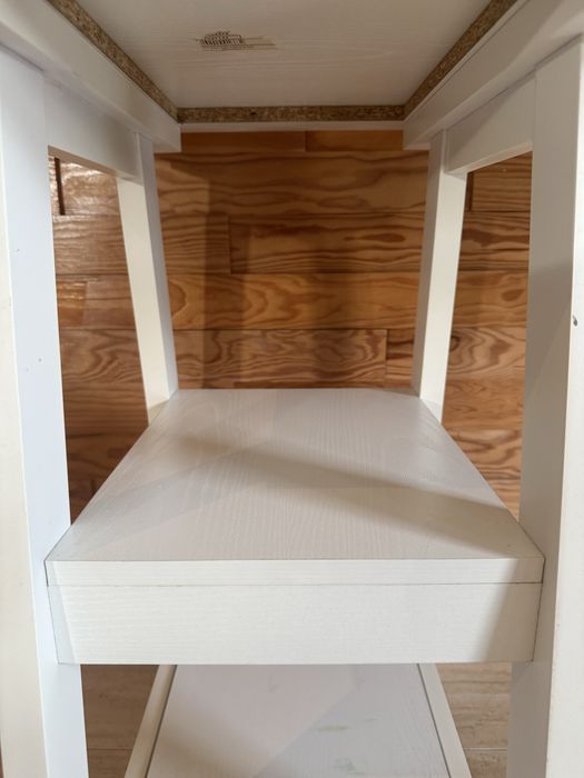 Secretaria / Mesa de Trabalho Branca com Prateleiras
