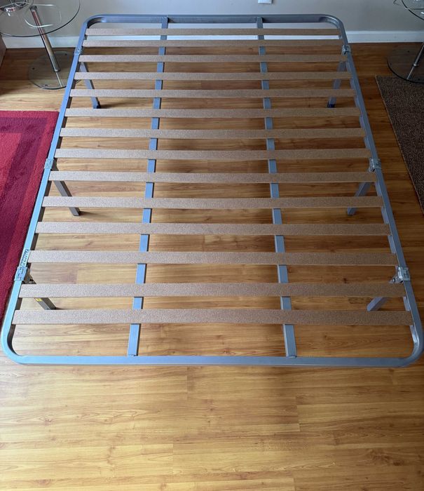 Estrado de casal 140x190 cm em metal com ripas de madeira