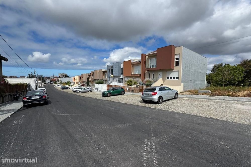 Lote de terreno, para construção de moradia, em Santa Maria de Lamas