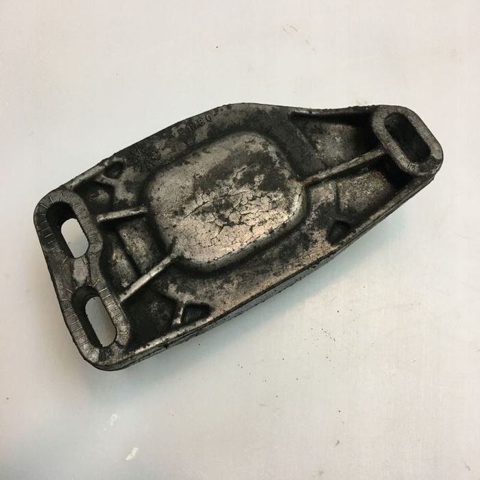 ŁAPA SILNIKA VW PASSAT B5 FL 1.6 ALZ 8D0199335Q