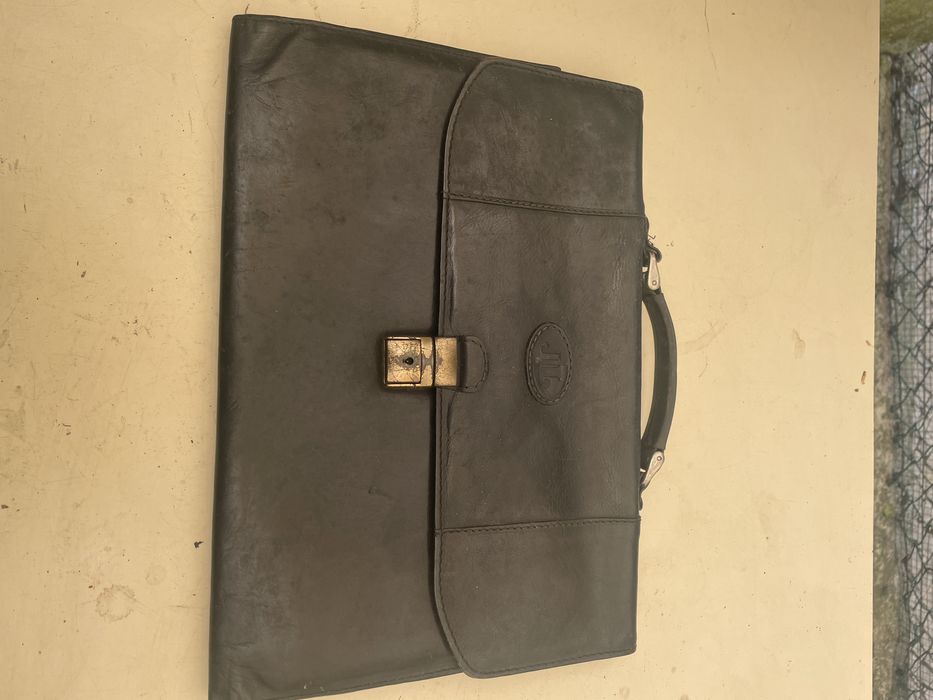 Mala em pele verdadeira de cor preta vintage