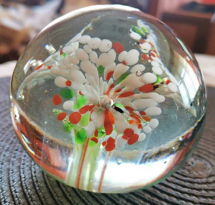 Szklany przycisk do papieru