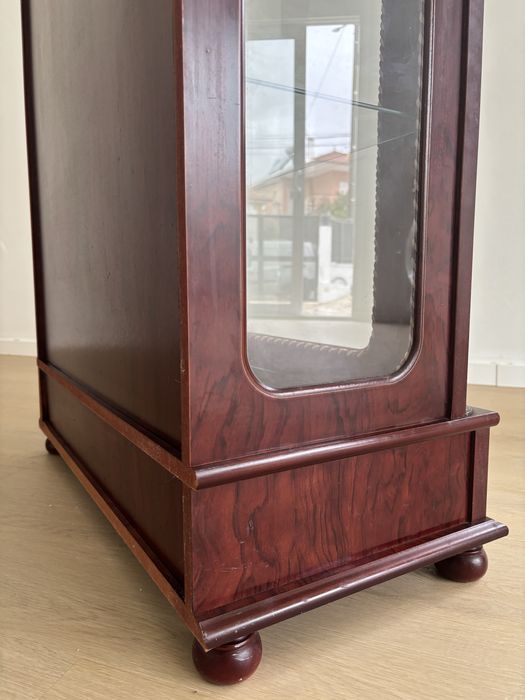 Vitrine com espelho de fundo e gaveta